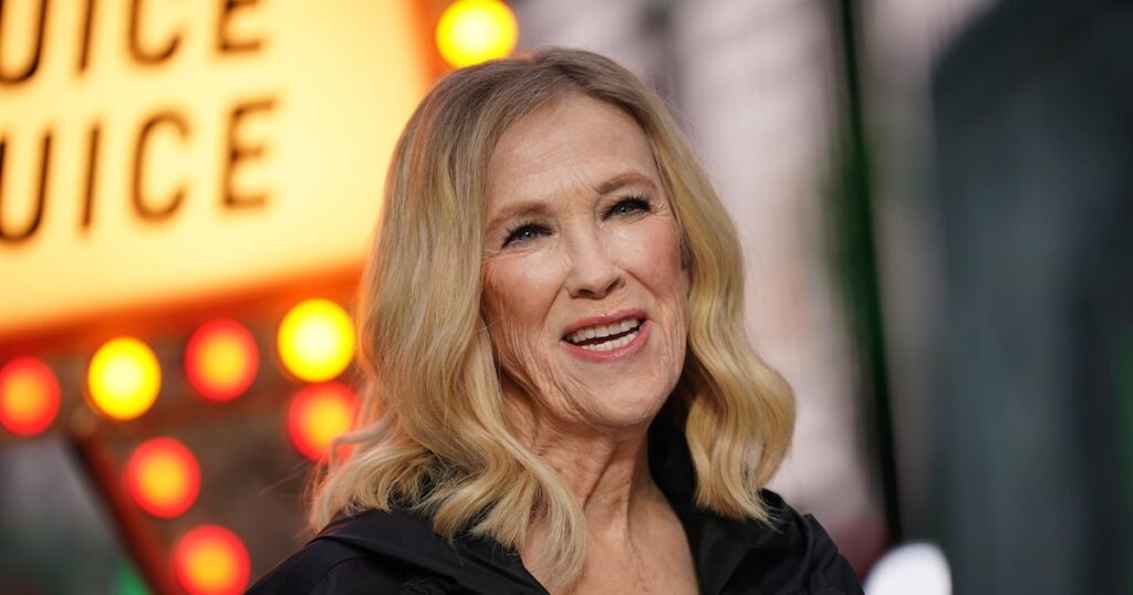 Catherine O’Hara: qué es “situs inversus”, la rara condición congénita que tenía la actriz