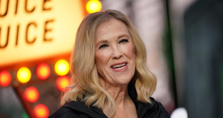 Catherine O’Hara: qué es “situs inversus”, la rara condición congénita que tenía la actriz