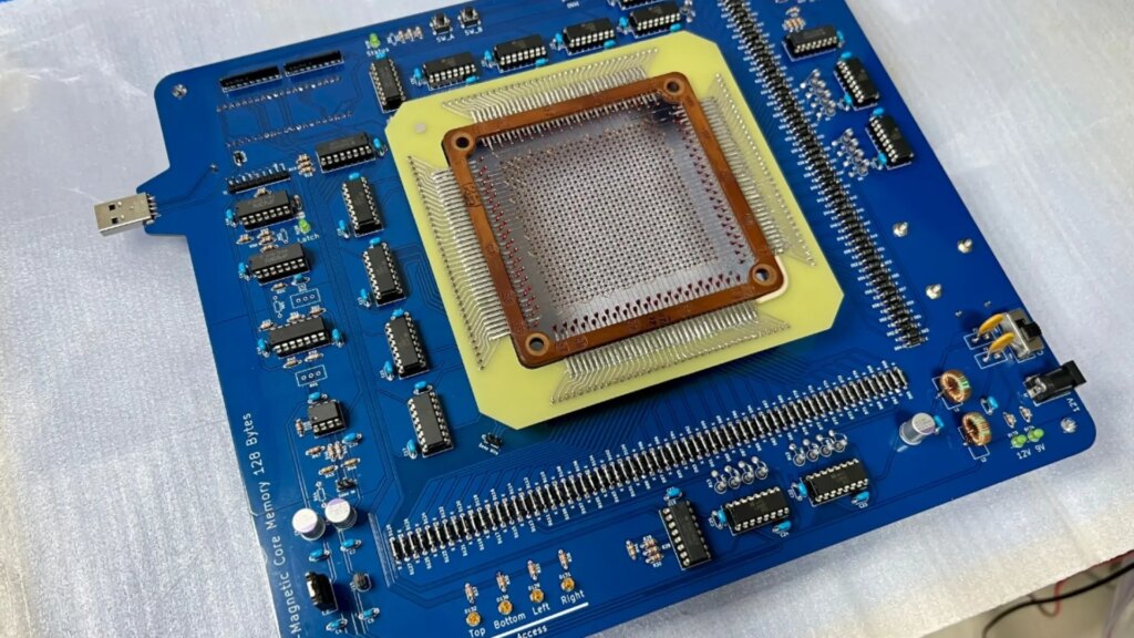 Crean el USB más extraño del mundo: 128 bytes, gigantesco y usa tecnología de los años 50