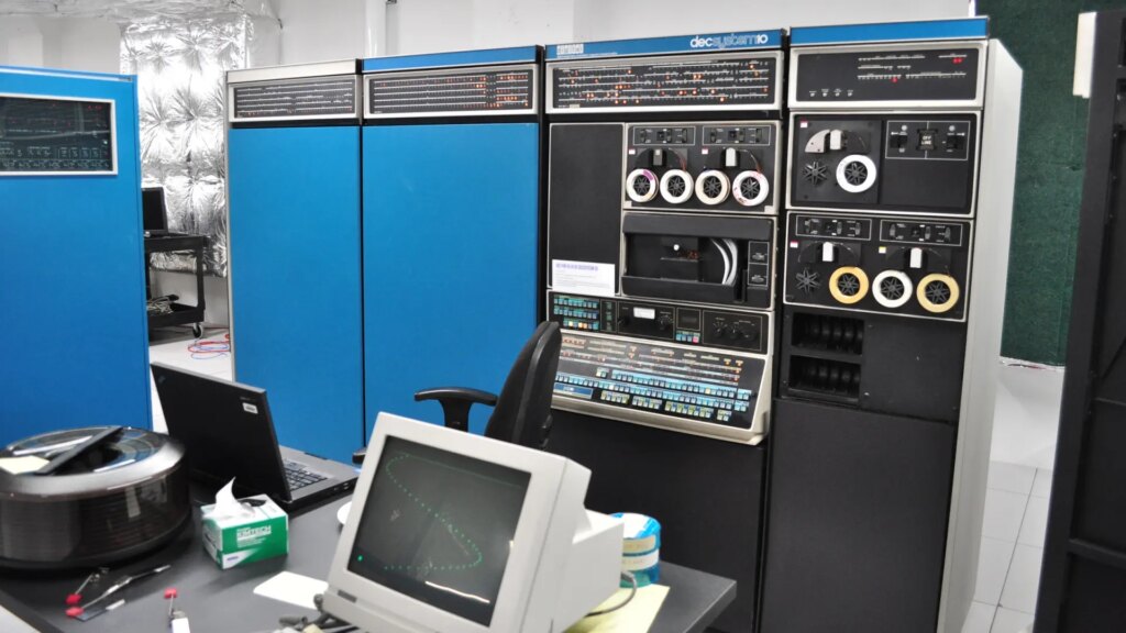 Explora la prehistoria de la informática con esta web que te deja usar 28 ordenadores de los años 60 y 70