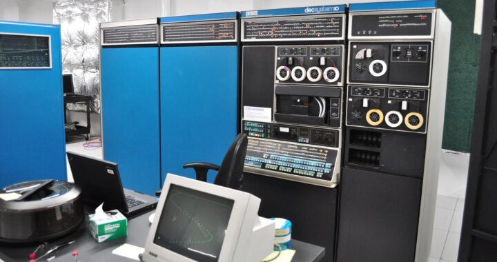 Explora la prehistoria de la informática con esta web que te deja usar 28 ordenadores de los años 60 y 70