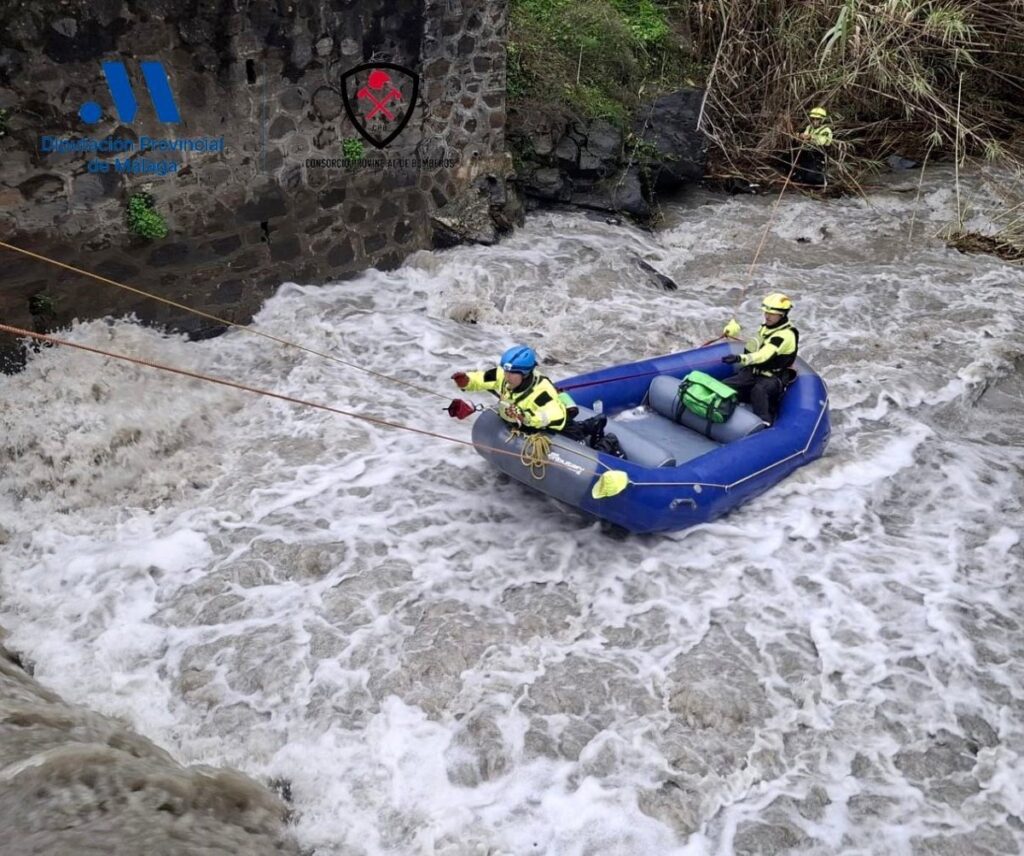 Hallan un cadáver en la zona donde se buscaba a una mujer desaparecida tras caer al río Turvilla en Sayalonga (Málaga)