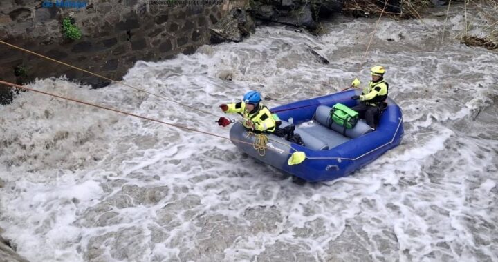 Hallan un cadáver en la zona donde se buscaba a una mujer desaparecida tras caer al río Turvilla en Sayalonga (Málaga)
