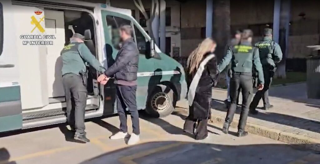 Tres detenidos por golpear y detener ilegalmente a un hombre en una vivienda de Manises que acababan de comprar