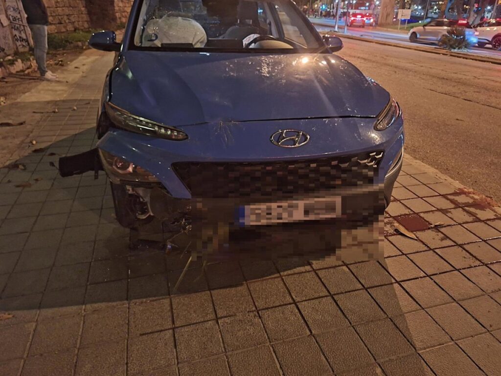 La palmera caída por el viento este sábado en Palma provoca daños en un coche: "Ha estado a 10 centímetros de matarme"