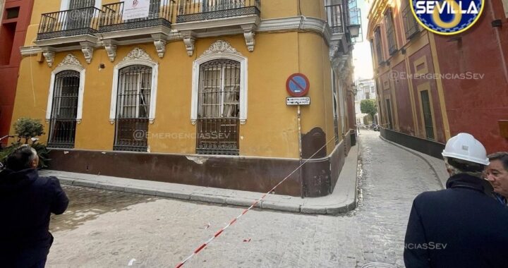 Cortada la calle Segovia de Sevilla al derrumbarse "parcialmente" el interior de una vivienda