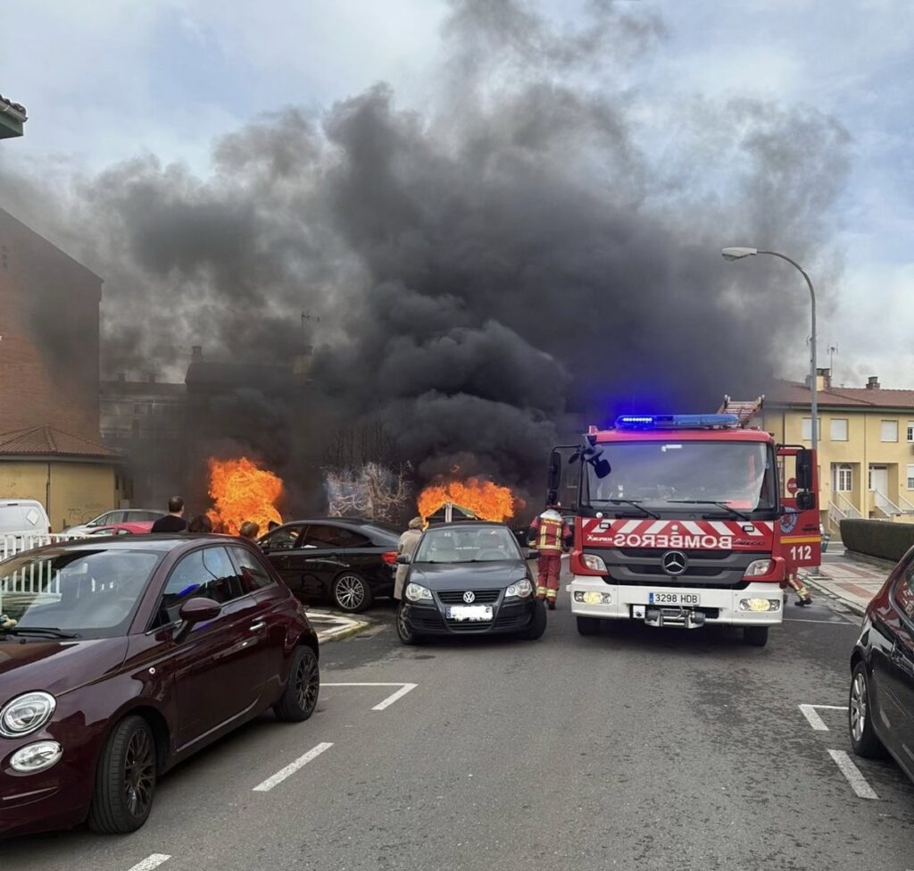Un incendio arrasa cinco contenedores, calcina un árbol y causa daños en un coche Trobajo del Camino (León)