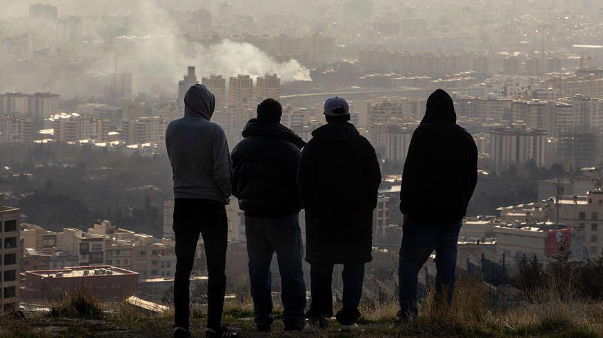 El doble miedo que enfrentan los iraníes por la represión del régimen y los ataques aéreos de EE.UU. e Israel