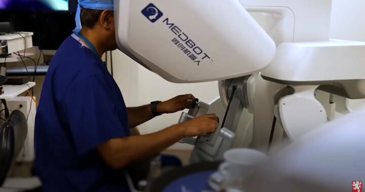 Un cirujano opera de cáncer de próstata a un paciente usando un robot... a 2.400 Kilómetros de distancia