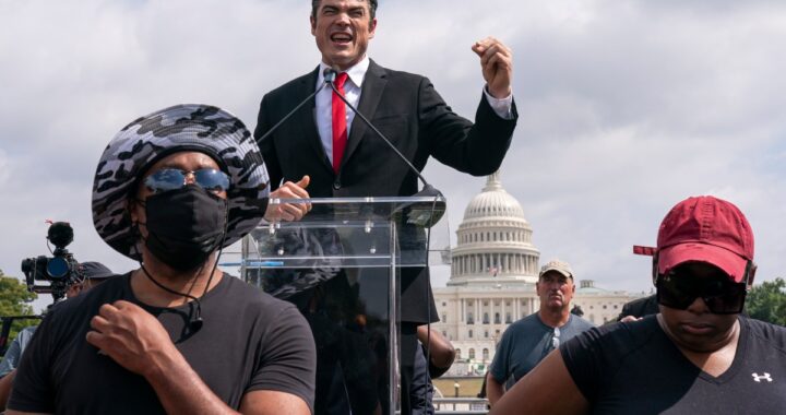 Exjefe antiterrorista Joe Kent insta a Trump a escuchar oposición de base MAGA a la guerra con Irán