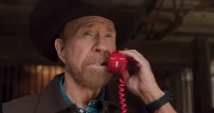 La última película de Chuck Norris será la más extraña: zombis a bordo de un avión