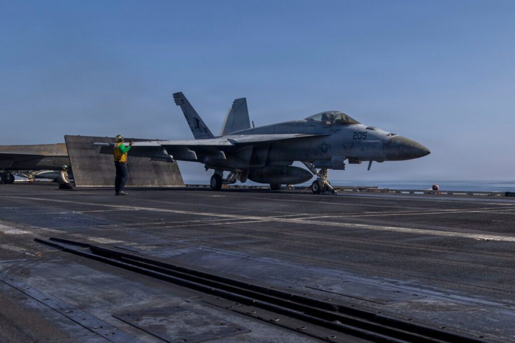 Irán amenaza con atacar el portaaviones Abraham Lincoln