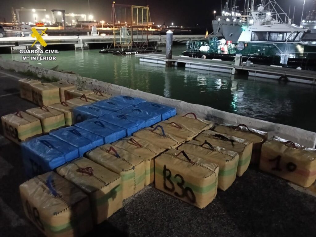 Detenidos dos tripulantes con 1.050 kilos de hachís en el Caño de Sancti Petri en San Fernando (Cádiz)