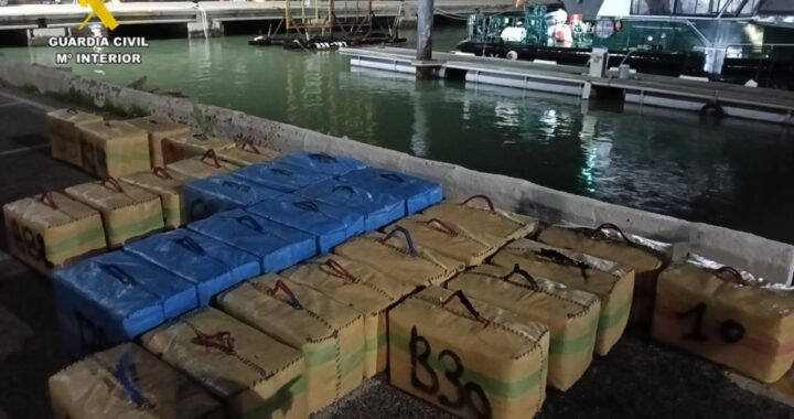 Detenidos dos tripulantes con 1.050 kilos de hachís en el Caño de Sancti Petri en San Fernando (Cádiz)