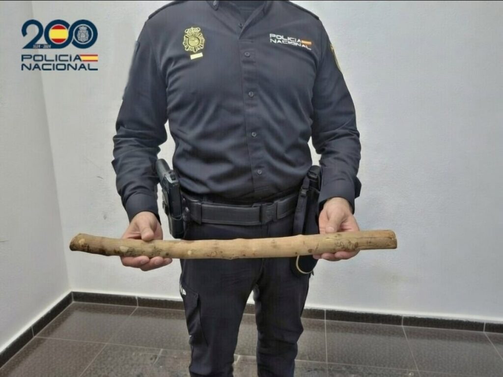 Detenido por amenazar a un comerciante de Son Canals con destrozarle el local con un palo