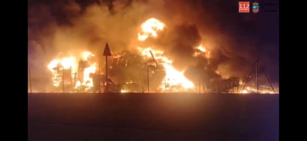El Gobierno mantendrá activado el PLATERCANT por el incendio de la nave industrial de Los Tánagos