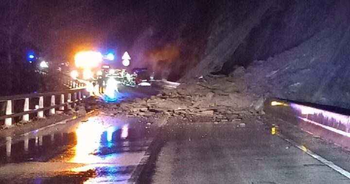 Un conductor herido grave por un desprendimiento en la N-260 en Sant Joan de les Abadesses (Girona)