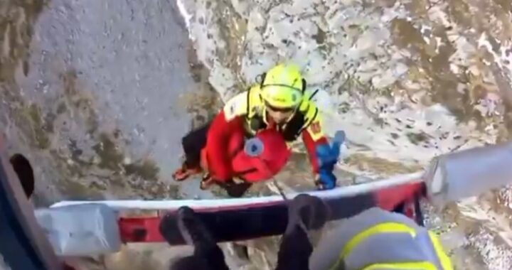 El helicóptero del Gobierno rescata a dos montañeros enriscados en Picos de Europa