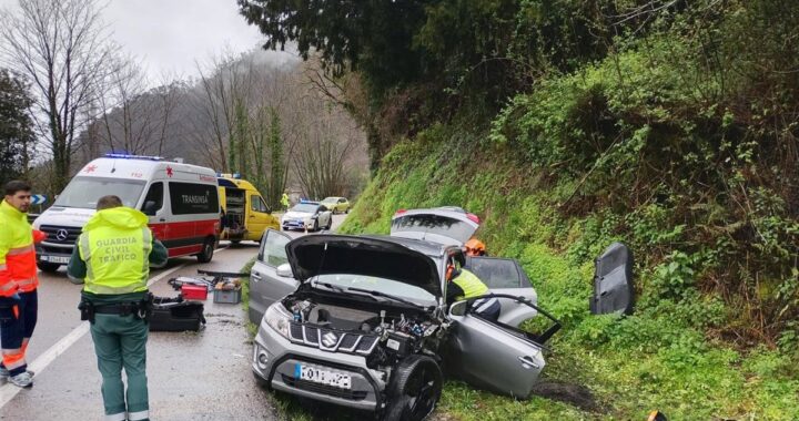 Los Bomberos del SEPA excarcelan a un conductor herido tras un choque en la N-634, en Ribadesella