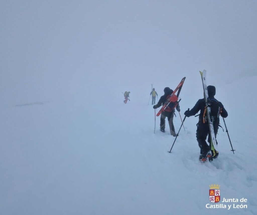 Rescatados tres esquiadores atrapados en una travesía en Gredos entre vestica y niebla