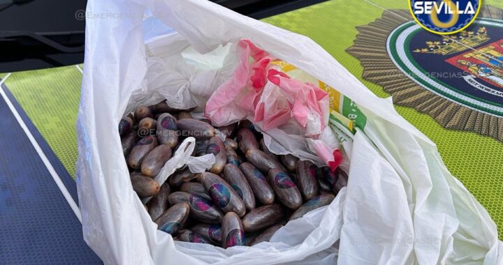 Dos detenidos en Sevilla por portar un kilo de hachís en bellotas de diez gramos en la barriada de El Cerezo