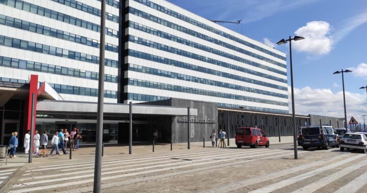 Herida una mujer de 76 años al ser atropellada en Mieres y quedar atrapada debajo de un vehículo