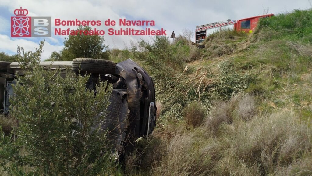 Herida tras sufrir una salida de vía y volcar en San Martín de Unx