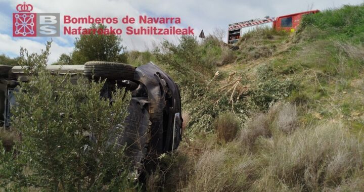 Herida tras sufrir una salida de vía y volcar en San Martín de Unx