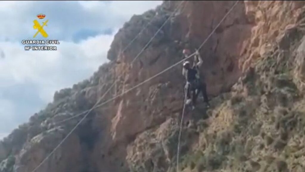 Rescatada una mujer tras quedar atrapada en mitad de una tirolina de la Vía Ferrata de Güéjar Sierra (Granada)