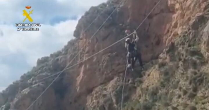 Rescatada una mujer tras quedar atrapada en mitad de una tirolina de la Vía Ferrata de Güéjar Sierra (Granada)