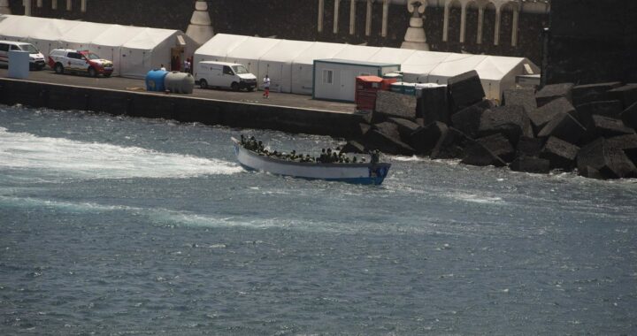 Llega un cayuco por sus propios medios a La Restinga (El Hierro) con 82 inmigrantes