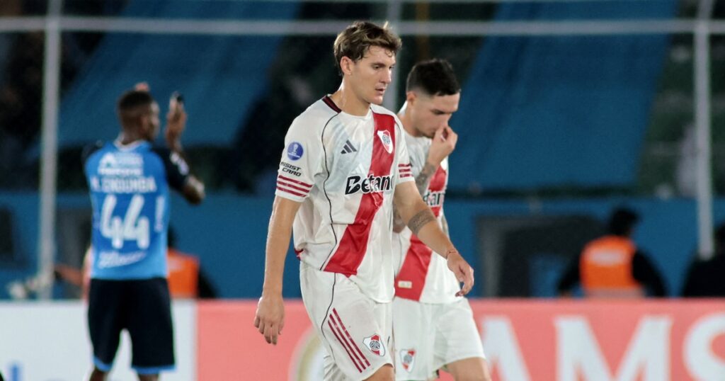 River jugó con diez hombres desde los cuatro minutos y empató 1-1 ante Blooming por la Copa Sudamericana