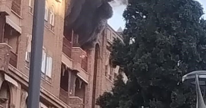Extinguido un incendio en la terraza de un sexto piso de un bloque de viviendas en el distrito Beiro de Granada capital