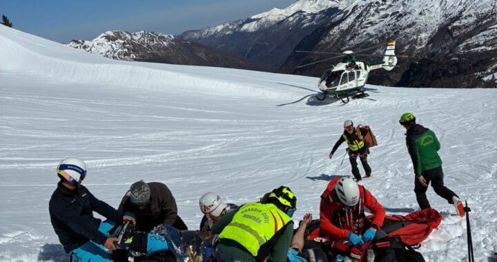 Evacuado un esquiador con una luxación de cadera tras una caída fuera de pistas en Candanchú (Huesca)