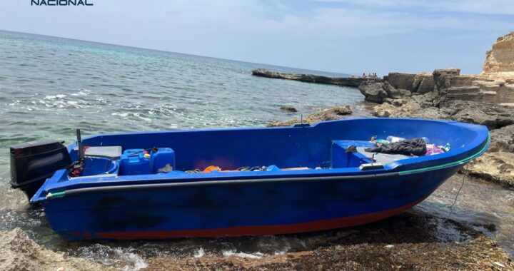 Rescatados 14 migrantes en una patera al sur de Formentera
