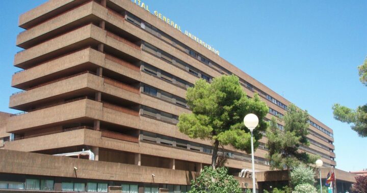 Trasladan al hospital de Albacete a un trabajador herido tras explotar un neumático en un taller de La Roda