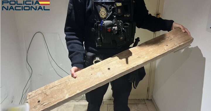 Detenido por arremeter contra vehículos y locales con un tablón de madera: golpeó todo lo que encontró a su paso