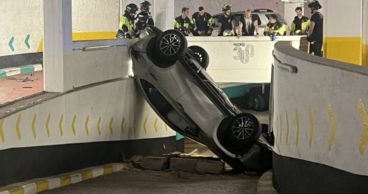 Un vehículo pierde el control y se precipita a la planta inferior del parking de Olavide