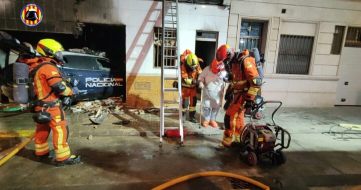 Un coche de Policía Nacional choca contra una casa en Alaquàs y provoca un incendio en la planta baja