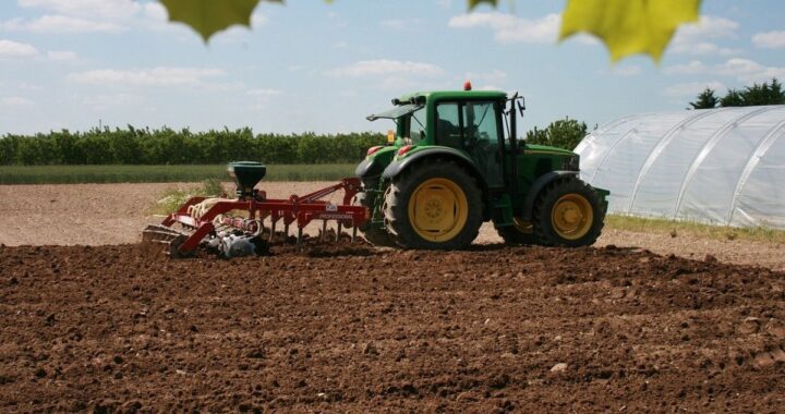 Muere el operario de una grúa al quedar atrapado mientras retiraba un tractor accidentado en Vallada