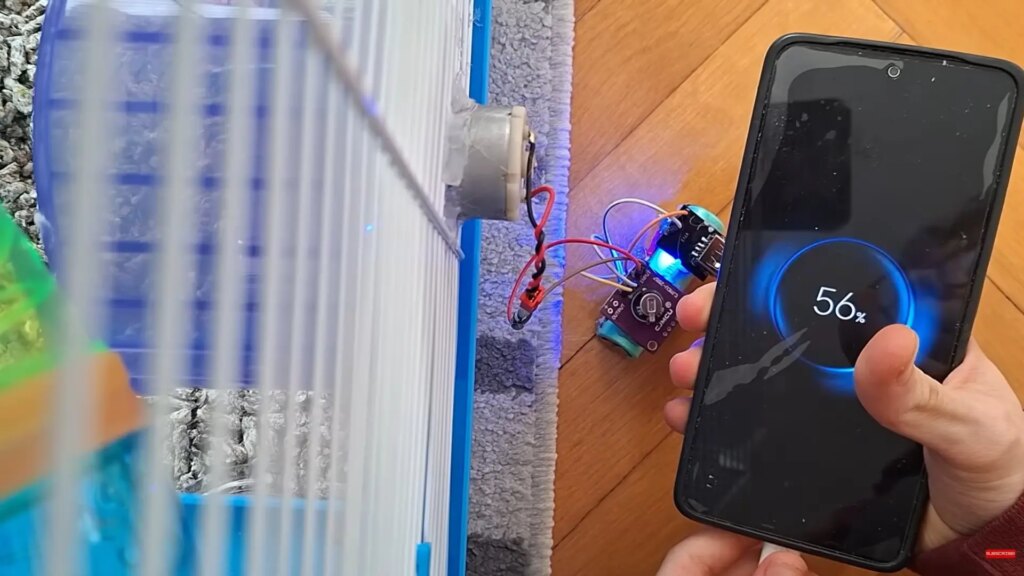 Un hámster en su rueda genera electricidad para recargar un móvil