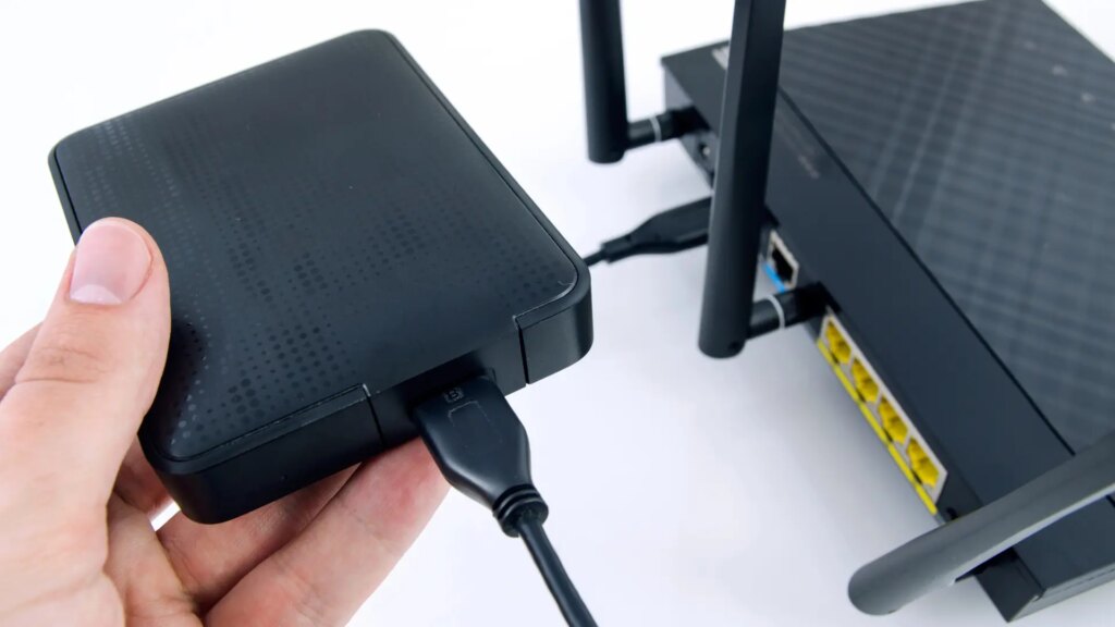 Un router WiFi con un puerto USB y un disco duro externo conectado
