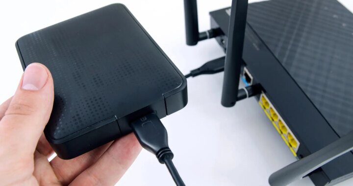 Un router WiFi con un puerto USB y un disco duro externo conectado