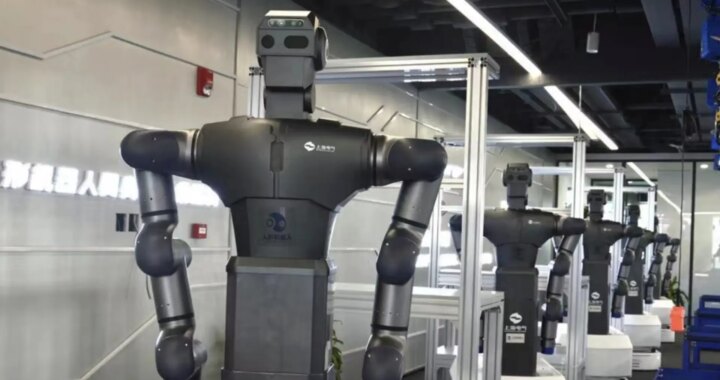 Imagen de un robot humanoide en una escuela de China, aprendiendo tareas diarias