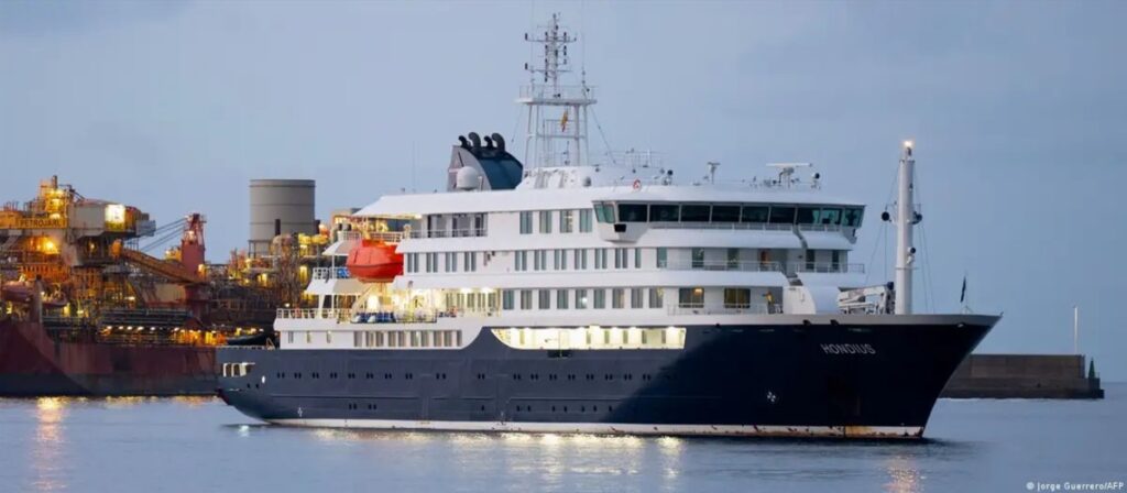 Imagen del crucero MV Hondius en el puerto de Granadilla, Tenerife, tras la evacuación de pasajeros por brote de hantavirus