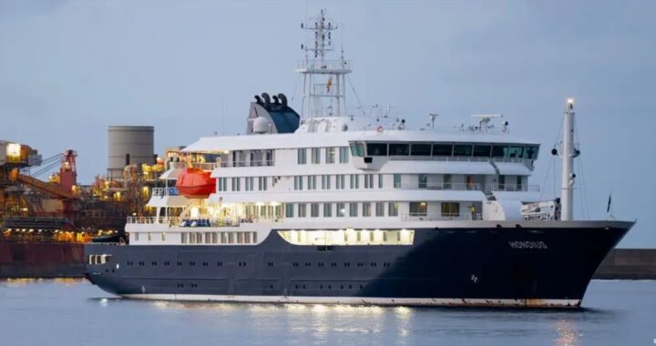 Imagen del crucero MV Hondius en el puerto de Granadilla, Tenerife, tras la evacuación de pasajeros por brote de hantavirus