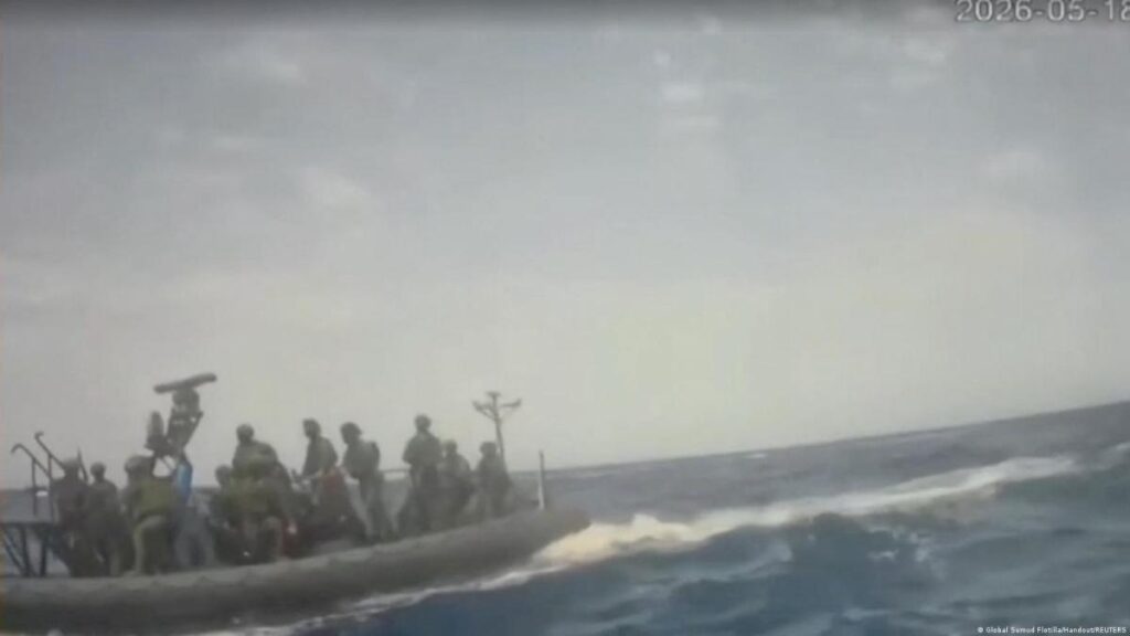 Imagen de activistas en barco humanitario 'Global Sumud' siendo interceptados