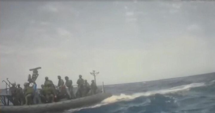 Imagen de activistas en barco humanitario 'Global Sumud' siendo interceptados