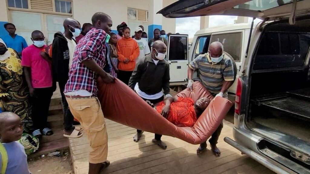 Imagen de un profesional de la salud en un centro de atención médica en África, con un letrero de 'Zona de aislamiento' en el fondo