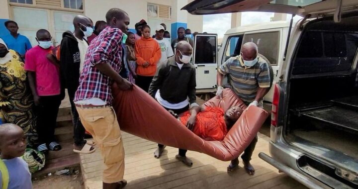 Imagen de un profesional de la salud en un centro de atención médica en África, con un letrero de 'Zona de aislamiento' en el fondo
